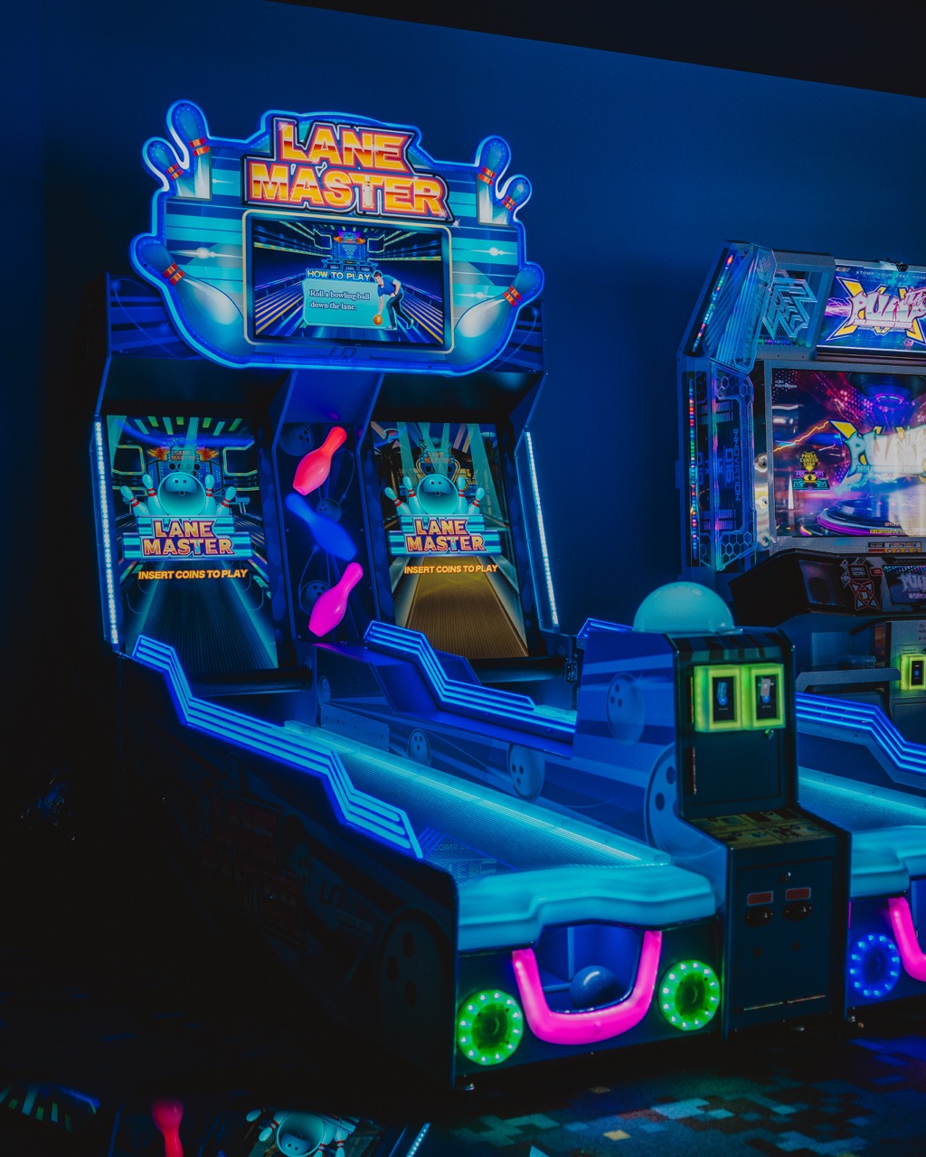 Reihe klassischer Arcade-Cabinets mit Joysticks und Buttons in der Game Night Halle Sindorf